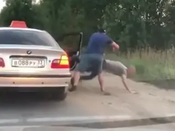 Un taxista enfadado expulsa de su taxi a un cliente que arrojó una lata por la ventana Un taxista enfadado expulsa de su taxi a un cliente que arrojó una lata por la ventana