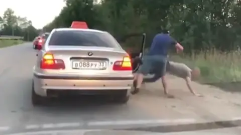 Un taxista enfadado expulsa de su taxi a un cliente que arrojó una lata por la ventana Un taxista enfadado expulsa de su taxi a un cliente que arrojó una lata por la ventana