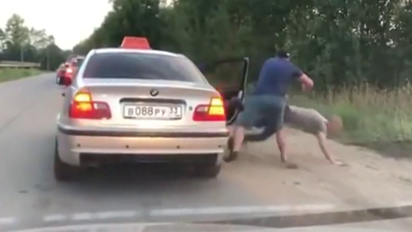 Un taxista enfadado expulsa de su taxi a un cliente que arrojó una lata por la ventana