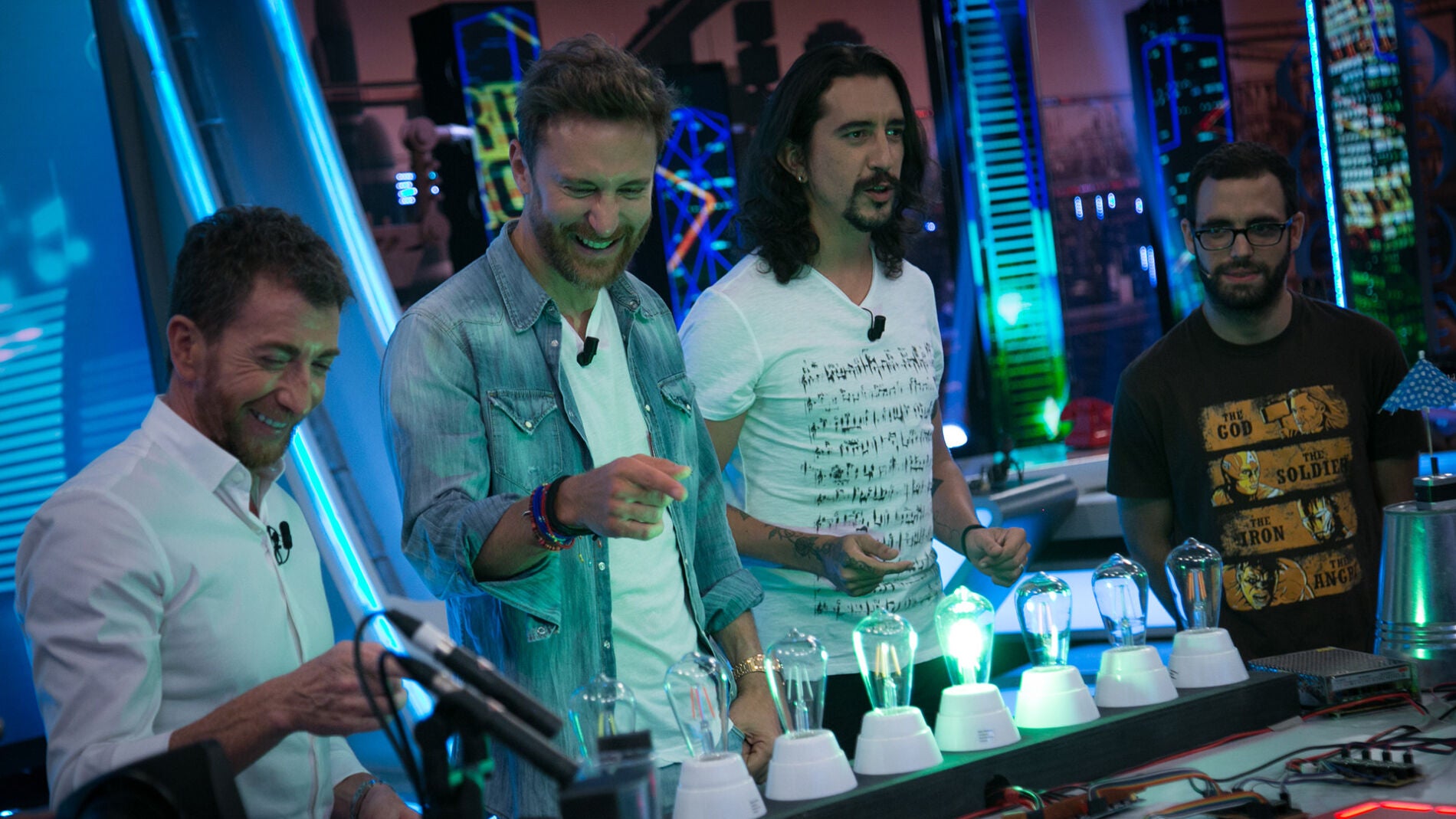 La orquesta electr&oacute;nica de Marron toca temazos de David Guetta en 'El Hormiguero 3.0'