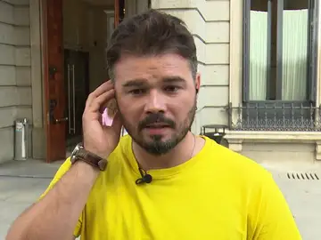 Rufián valora la dimisión de Carmen Montón y bromea: "Hace un mes fui a recoger mi título del máster" Rufián valora la dimisión de Carmen Montón y bromea: "Hace un mes fui a recoger mi título del máster"