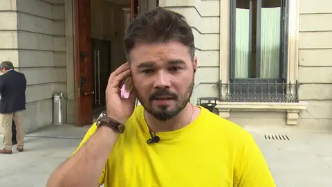 Rufián valora la dimisión de Carmen Montón y bromea: "Hace un mes fui a recoger mi título del máster" Rufián valora la dimisión de Carmen Montón y bromea: "Hace un mes fui a recoger mi título del máster"