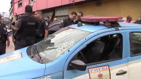 Policías tiroteados por ladrones de camiones en Brasil Policías tiroteados por ladrones de camiones en Brasil