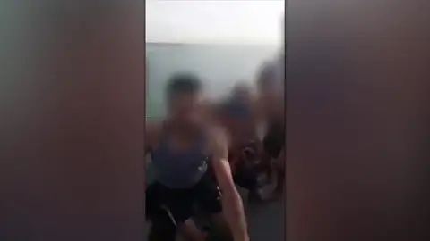 Difunden un vídeo en el que aparecen supuestos narcotraficantes usando sus lanchas para traficar con inmigrantes en el Campo de Gibraltar Difunden un vídeo en el que aparecen supuestos narcotraficantes usando sus lanchas para traficar con inmigrantes en el Campo de Gibraltar
