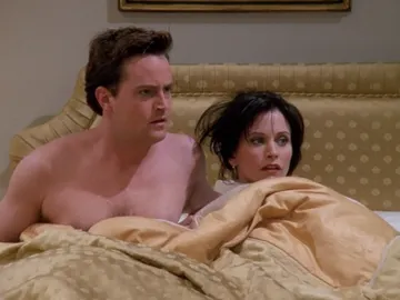 Chandler y Monica en 'Friends' Chandler y Monica en 'Friends'