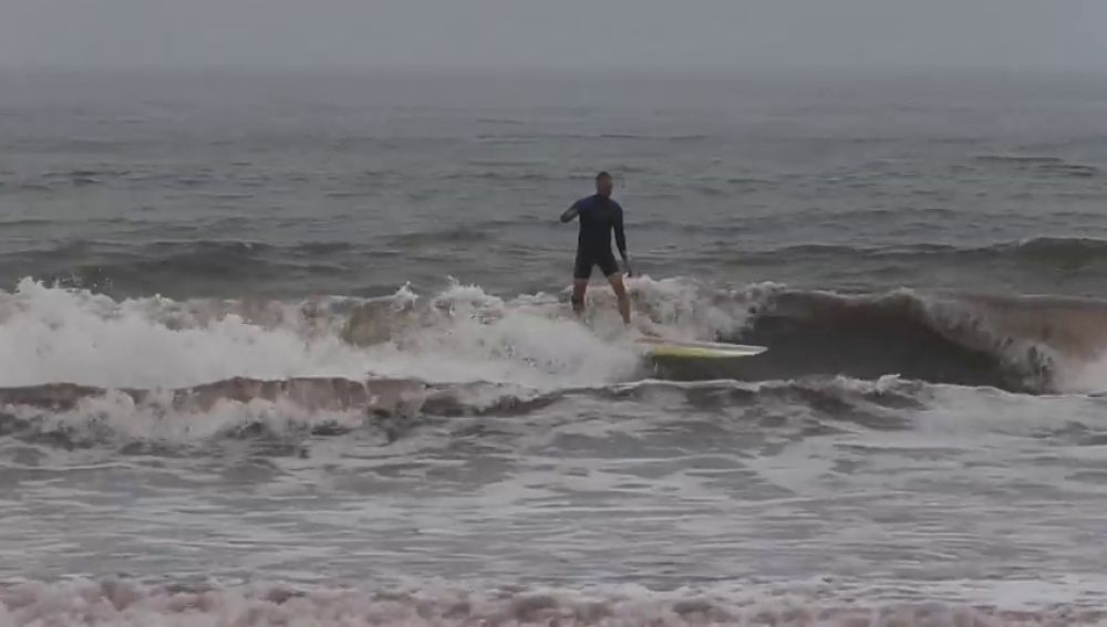Los surfistas aprovechan la cercanía del huracán Florence