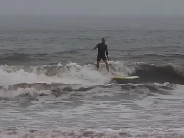 Los surfistas aprovechan la cercanía del huracán Florence Los surfistas aprovechan la cercanía del huracán Florence