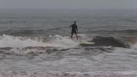 Los surfistas aprovechan la cercanía del huracán Florence Los surfistas aprovechan la cercanía del huracán Florence