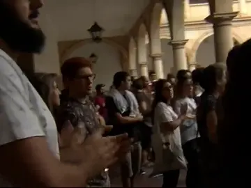 Cientos de universitarios reclaman que el profesor suspendido en Oviedo por comportamiento machista no pueda acceder a las aulas Cientos de universitarios reclaman que el profesor suspendido en Oviedo por comportamiento machista no pueda acceder a las aulas