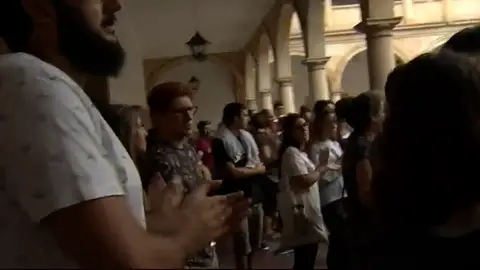 Cientos de universitarios reclaman que el profesor suspendido en Oviedo por comportamiento machista no pueda acceder a las aulas Cientos de universitarios reclaman que el profesor suspendido en Oviedo por comportamiento machista no pueda acceder a las aulas