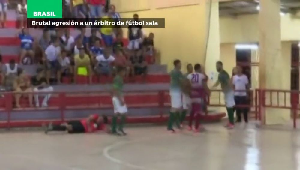 La brutal agresión de un jugador a un árbitro en un partido de fútbol sala en Brasil