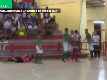 La brutal agresión de un jugador a un árbitro en un partido de fútbol sala en Brasil La brutal agresión de un jugador a un árbitro en un partido de fútbol sala en Brasil
