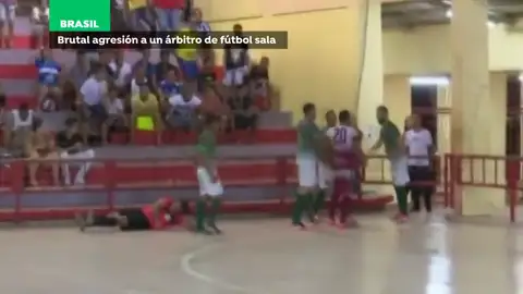 La brutal agresión de un jugador a un árbitro en un partido de fútbol sala en Brasil La brutal agresión de un jugador a un árbitro en un partido de fútbol sala en Brasil