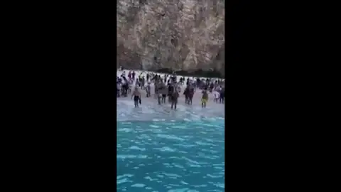 Un derrumbe en la playa de Navagio causa siete heridos Un derrumbe en la playa de Navagio causa siete heridos