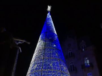  Vigo inició este miércoles el montaje de sus luces de Navidad,