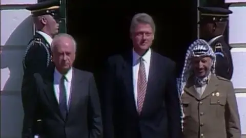 Acuerdos de Oslo: 25 años del inacabado proceso de negociación en Oriente Próximo Acuerdos de Oslo: 25 años del inacabado proceso de negociación en Oriente Próximo