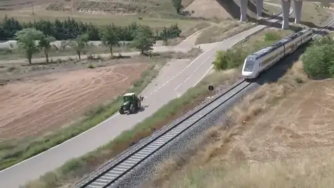 En algunos tramos de Teruel los tractores van más rápido que los trenes AVE En algunos tramos de Teruel los tractores van más rápido que los trenes AVE