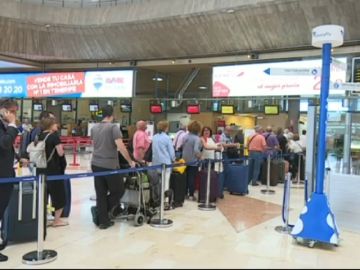 El Gobierno estudia declarar los vuelos a Canarias como un 'servicio público'