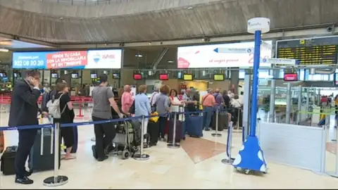 El Gobierno estudia declarar los vuelos a Canarias como un 'servicio público' El Gobierno estudia declarar los vuelos a Canarias como un 'servicio público'