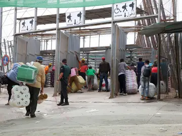 Varias personas en la frontera de Barrio Chino, en Melilla Varias personas en la frontera de Barrio Chino, en Melilla