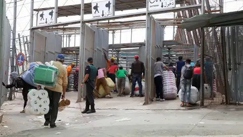 Varias personas en la frontera de Barrio Chino, en Melilla Varias personas en la frontera de Barrio Chino, en Melilla