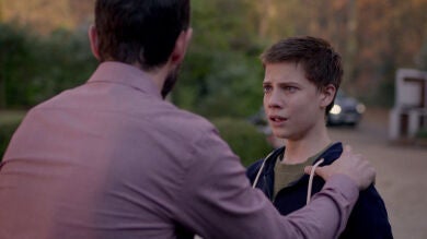 Simon prohíbe la entrada a su hijo en casa