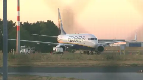Los sindicatos de Ryanair se reúnen este jueves con la Comisión Europea para pedir su actuación contra el "modelo perverso" de la compañía Los sindicatos de Ryanair se reúnen este jueves con la Comisión Europea para pedir su actuación contra el "modelo perverso" de la compañía