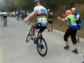 La maniobra de Peter Sagan en plena ascensión que hizo enloquecer a los aficionados La maniobra de Peter Sagan en plena ascensión que hizo enloquecer a los aficionados