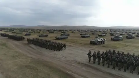 Rusia inicia las mayores maniobras militares desde 1981 con la ayuda de China y Mongolia Rusia inicia las mayores maniobras militares desde 1981 con la ayuda de China y Mongolia