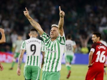 Joaquín celebra su gol contra el Sevilla