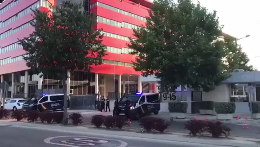 Registro policial en la sede de iDental en Rivas, Madrid