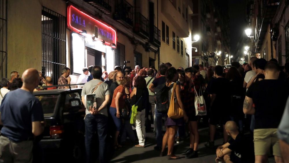 Varias personas esperan en la entrada del Teatro del Barrio en Lavapies