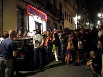 Varias personas esperan en la entrada del Teatro del Barrio en Lavapies