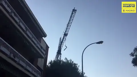 Muere un obrero al caerle una carga de sacos de cemento de 1.800 kilos en Madrid Muere un obrero al caerle una carga de sacos de cemento de 1.800 kilos en Madrid