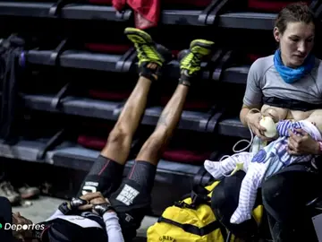 La tierna imagen de Sophie Power dando de mamar a su hijo en una maratón: "Adoro cuantas mujeres lo vieron de forma positiva" La tierna imagen de Sophie Power dando de mamar a su hijo en una maratón: "Adoro cuantas mujeres lo vieron de forma positiva"