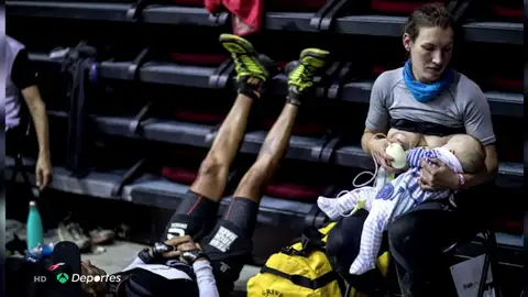 La tierna imagen de Sophie Power dando de mamar a su hijo en una maratón: "Adoro cuantas mujeres lo vieron de forma positiva" La tierna imagen de Sophie Power dando de mamar a su hijo en una maratón: "Adoro cuantas mujeres lo vieron de forma positiva"