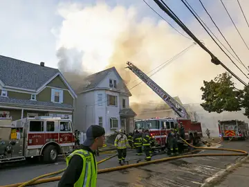 Bomberos combaten un incendio en Lawrence, Massachusetts Bomberos combaten un incendio en Lawrence, Massachusetts