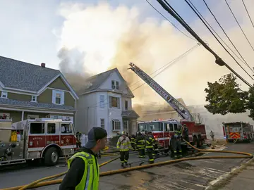 Bomberos combaten un incendio en Lawrence, Massachusetts Bomberos combaten un incendio en Lawrence, Massachusetts