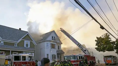Bomberos combaten un incendio en Lawrence, Massachusetts Bomberos combaten un incendio en Lawrence, Massachusetts
