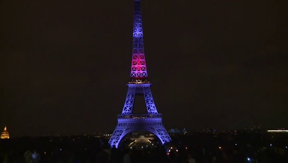 La Torre Eiffel se ilumina por primera vez con los colores de Japón