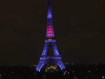 La Torre Eiffel se ilumina por primera vez con los colores de Japón La Torre Eiffel se ilumina por primera vez con los colores de Japón
