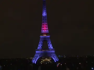 La Torre Eiffel se ilumina por primera vez con los colores de Japón La Torre Eiffel se ilumina por primera vez con los colores de Japón