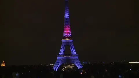 La Torre Eiffel se ilumina por primera vez con los colores de Japón La Torre Eiffel se ilumina por primera vez con los colores de Japón