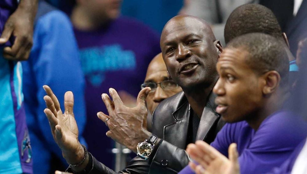 Michael Jordan, durante un partido con los Hornets