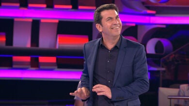 Arturo Valls se niega a irse a casa sin saber cómo se inventó el supositorio