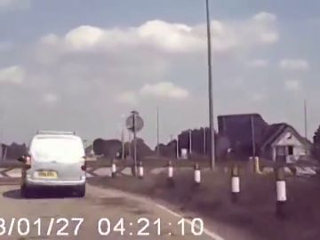 Una furgoneta sale volando tras chocar contra una rotonda