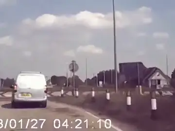 Una furgoneta sale volando tras chocar contra una rotonda Una furgoneta sale volando tras chocar contra una rotonda
