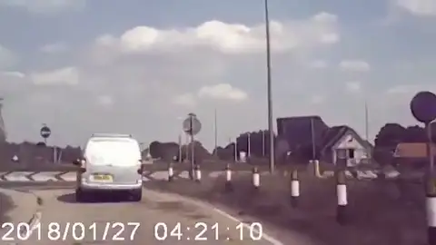 Una furgoneta sale volando tras chocar contra una rotonda Una furgoneta sale volando tras chocar contra una rotonda