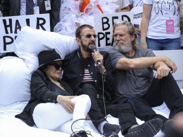 La artista japonesa Yoko Ono, el ex-Beatle Ringo Starr y el actor Jeff Bridges 