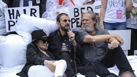 La artista japonesa Yoko Ono, el ex-Beatle Ringo Starr y el actor Jeff Bridges La artista japonesa Yoko Ono, el ex-Beatle Ringo Starr y el actor Jeff Bridges